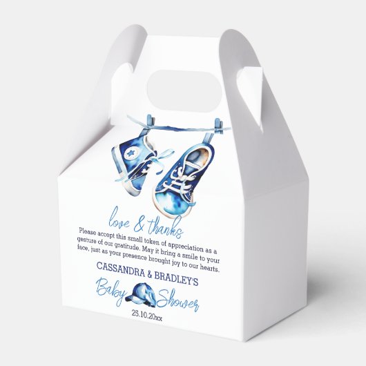 それは男の子の青いベビースポーツシューキャップの赤ちゃんシャワーだ フェイバーボックス (正面サイド)