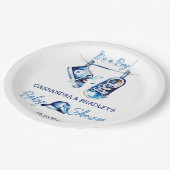 それは男の子の青いベビースポーツシューキャップの赤ちゃんシャワーだ ペーパープレート (アングル)