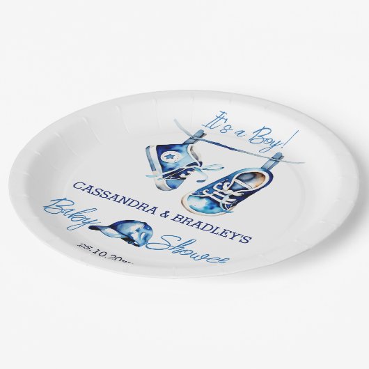 それは男の子の青いベビースポーツシューキャップの赤ちゃんシャワーだ ペーパープレート (アングル)