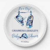 それは男の子の青いベビースポーツシューキャップの赤ちゃんシャワーだ ペーパープレート (正面)