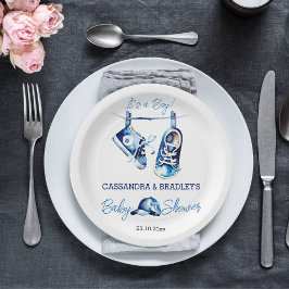 それは男の子の青いベビースポーツシューキャップの赤ちゃんシャワーだ ペーパープレート