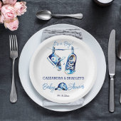 それは男の子の青いベビースポーツシューキャップの赤ちゃんシャワーだ ペーパープレート