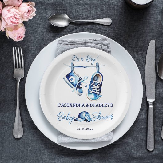 それは男の子の青いベビースポーツシューキャップの赤ちゃんシャワーだ ペーパープレート