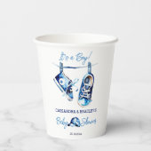 それは男の子の青いベビースポーツシューキャップの赤ちゃんシャワーだ 紙コップ (裏面)