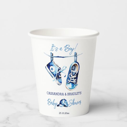 それは男の子の青いベビースポーツシューキャップの赤ちゃんシャワーだ 紙コップ (裏面)