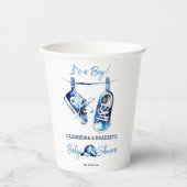 それは男の子の青いベビースポーツシューキャップの赤ちゃんシャワーだ 紙コップ (正面)