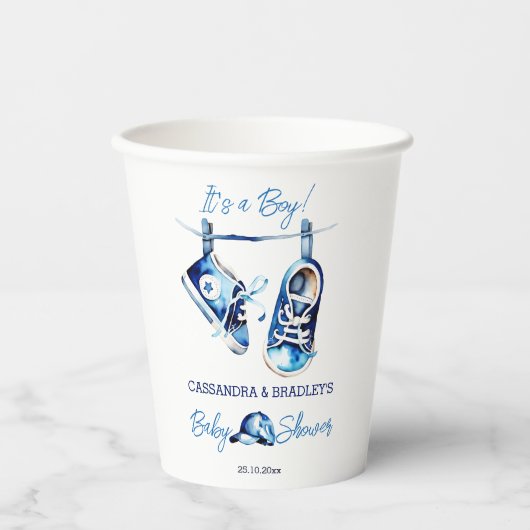 それは男の子の青いベビースポーツシューキャップの赤ちゃんシャワーだ 紙コップ (正面)