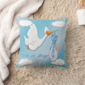 それは男の子-こうのとりの記念品の枕です クッション (ブランケット)