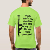 それは私の娘であり、これは私のカラシニコフ自動小銃です Tシャツ (裏面)