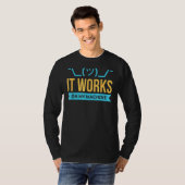 それは私の機械のプログラミングで動作する Tシャツ (正面フル)