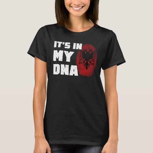 それは私のDNAアルバニア国旗の指紋男性の女性の中にある Tシャツ (正面)