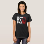 それは私のDNAアルバニア国旗の指紋男性の女性の中にある Tシャツ (正面フル)