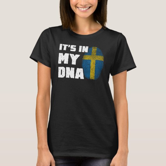 それは私のDNAスウェーデン国旗の指紋男性の女性に入っている Tシャツ (正面)