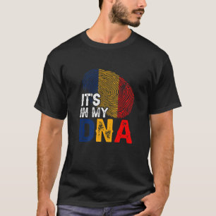 それは私のDNAルーマニア国旗の指紋愛国心にある Tシャツ