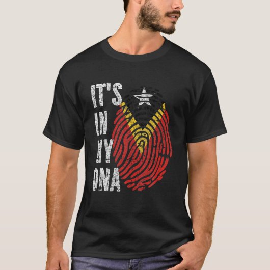 それは私のDNA東ティモール国旗の男性の女性の子供の中にある Tシャツ (正面)