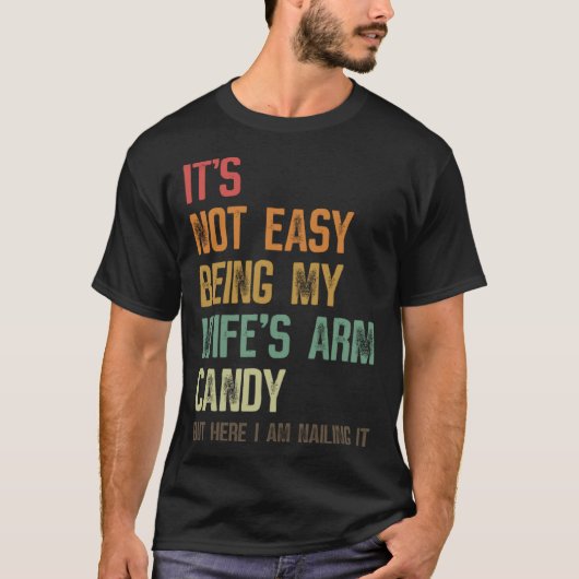 それは簡単ではない私の妻の腕キャンディー夫Fa Tシャツ (正面)