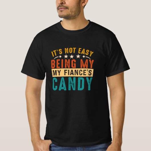 それは簡単ではない私の婚約者の腕のキャンディおもしろい Tシャツ (正面)