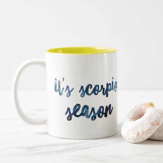 それは蠍座の季節の(占星術の)十二宮図の誕生日の水彩画です ツートーンマグカップ (ドーナツ)