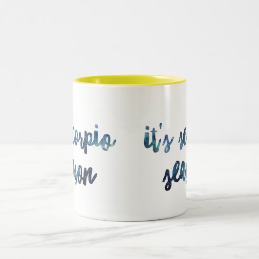 それは蠍座の季節の(占星術の)十二宮図の誕生日の水彩画です ツートーンマグカップ (中央)