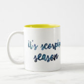 それは蠍座の季節の(占星術の)十二宮図の誕生日の水彩画です ツートーンマグカップ (左)