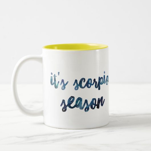 それは蠍座の季節の(占星術の)十二宮図の誕生日の水彩画です ツートーンマグカップ (左)