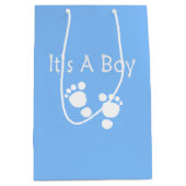 それは青いベビー足そして白い点を持つ男の子です ミディアムペーパーバッグ (正面)