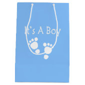 それは青いベビー足そして白い点を持つ男の子です ミディアムペーパーバッグ (裏面)
