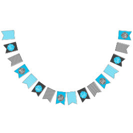 それは青い男の子であり、灰色の木炭は縞で飾ります バンティングフラッグ