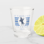 それは2つのタンゴに取る – 西バチェロレッテ ショットグラス (正面)