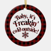 それはFreakinの冷たい外のバッファローの格子縞のクリスマスです セラミックオーナメント (正面)