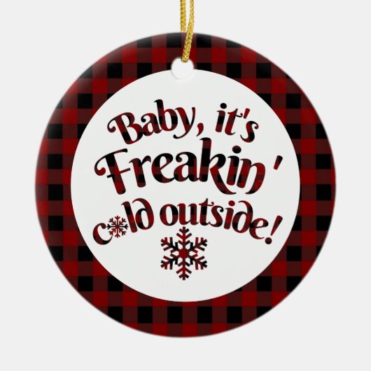 それはFreakinの冷たい外のバッファローの格子縞のクリスマスです セラミックオーナメント (正面)