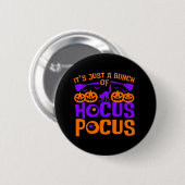 それはHocus PocusハロウィーンTシャツの束だ 缶バッジ (正面&裏面)