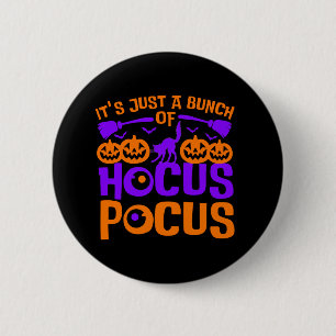 それはHocus PocusハロウィーンTシャツの束だ 缶バッジ