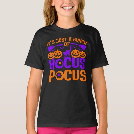 それはHocus PocusハロウィーンTシャツの束だ Tシャツ (正面)