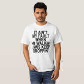 それはIの` Mの通りがかりの」顎がDROPPを保つとき私の欠陥ではないです Tシャツ (正面フル)