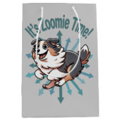 それはZoomie Time Australian Shepherd ミディアムペーパーバッグ (正面)