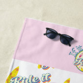 それもしはピンクのサーフィンに乗って膨らむガーリー ビーチタオル (インサイチュ)