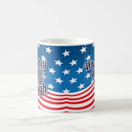 それらが低く行くとき私達は高く選挙行きます コーヒーマグカップ (中央)