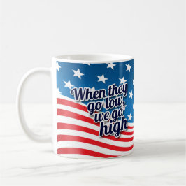 それらが低く行くとき私達は高く選挙行きます コーヒーマグカップ