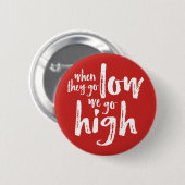 それらが低く行くとき、私達は高く行きます 缶バッジ (正面&裏面)