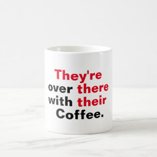 それらはコーヒーと向こうにあります コーヒーマグカップ