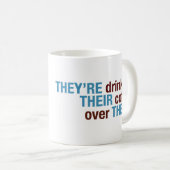 それらは、彼等の、そこに襲いますあります コーヒーマグカップ (正面右)