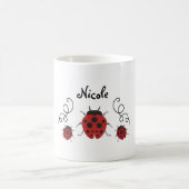 それをモダンで赤いてんとう虫個人化して下さい コーヒーマグカップ (中央)