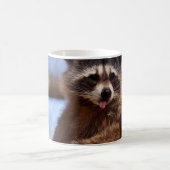 それを付けているおもしろいなアライグマは舌です コーヒーマグカップ (中央)