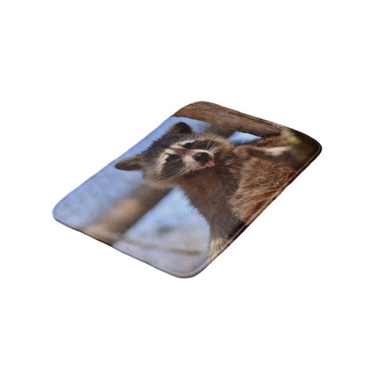 それを付けているおもしろいなアライグマは舌です バスマット (アングル)