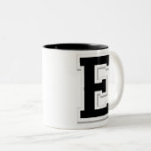 それを大文字Eのブラックコーヒーのマグ綴って下さい ツートーンマグカップ (正面右)
