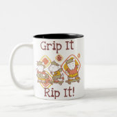 それを握り、スケートボードをする裂いて下さい ツートーンマグカップ (左)