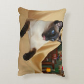 それを舐めているこっけいなシールポイントシャム猫は鼻です アクセントクッション (裏面(縦))