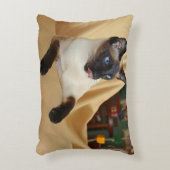 それを舐めているこっけいなシールポイントシャム猫は鼻です アクセントクッション (正面(垂直))