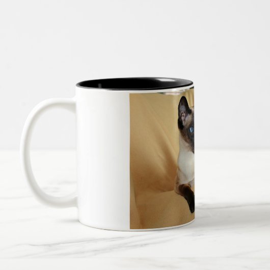 それを舐めているこっけいなシールポイントシャム猫は鼻です ツートーンマグカップ (左)